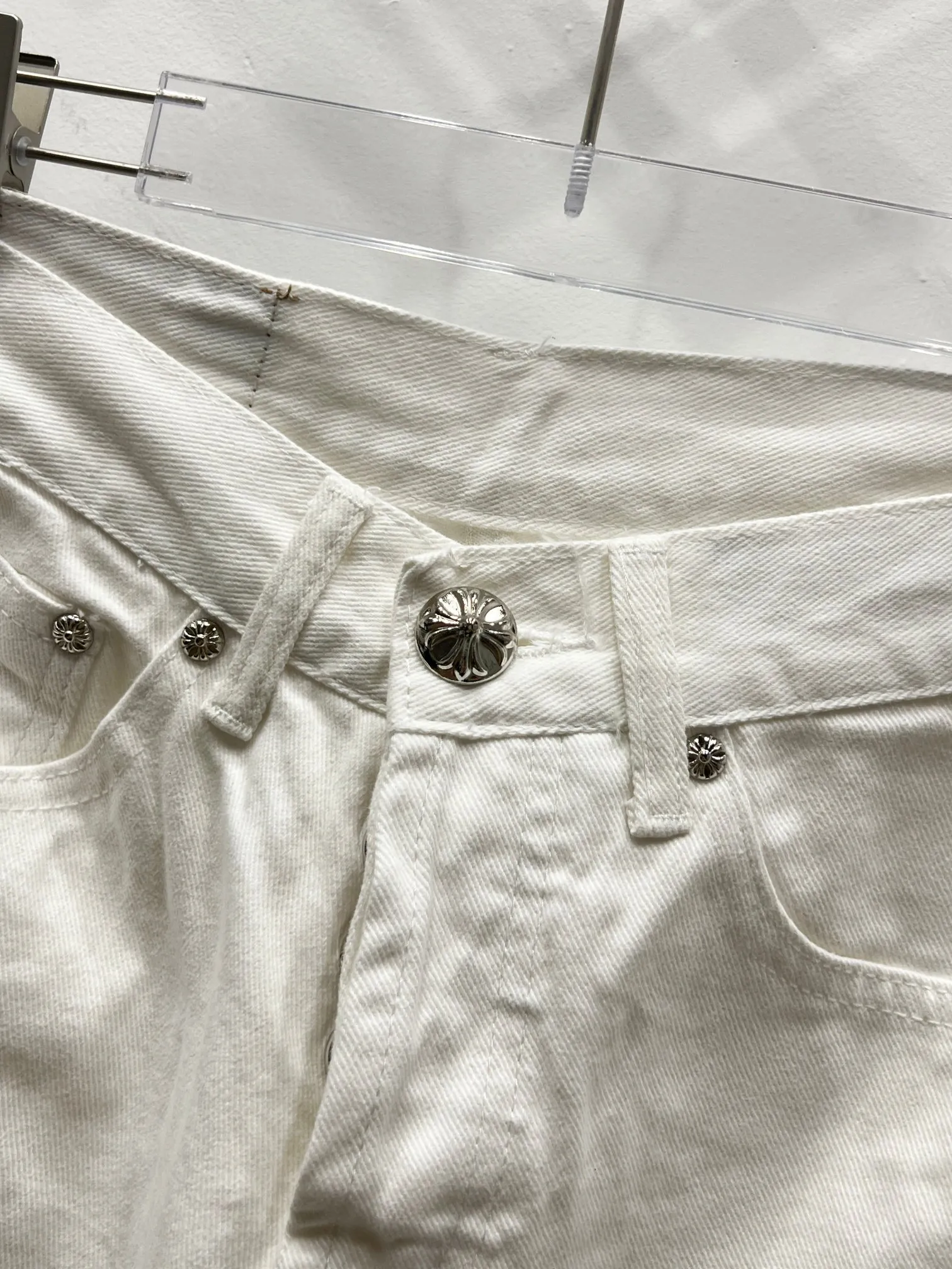 P260 Style number: (c037) Chrome hearts Cross patch leather jeans workwear logging pants Chrome hearts logging pants are here! ! ! CH Croix Heart Double Knee Cross Patch Leather Bo1 Style Logging Pants Straight-leg Work Pants B136 Croix Heart Cross Sanskrit Overalls Price 4W Level, Patched Cross Pattern Decoration, High Waist Washed Jeans! ! Absolutely high-end luxury products, 1.9W level god-level single products, super popular products, made by top heavy industry, not to be missed. About Zangyin, this is an extremely luxurious fashion brand, which can also be called the nobles of the high street. It has always been an exclusive brand of some hipsters or rich second generation. Compared with ordinary high streets, it is more luxurious and noble. Compared with luxury brands, it has a more fashionable personality and has always been a brand that I have a special liking for. Imported yarn is custom-woven into a high-density twill canvas, which ensures a crisp silhouette while the fabric feels very delicate. It follows the B01 classic silhouette, with a crisp and stylish upper body. The ready-made garments are stone-ground and fermented and can be matched with any style. Buttons and zinc are washed with genuine YKK retro metal products. Double-layered canvas on the front. Perfect details. All hardware is perfect. Size: s-XXL Color: White